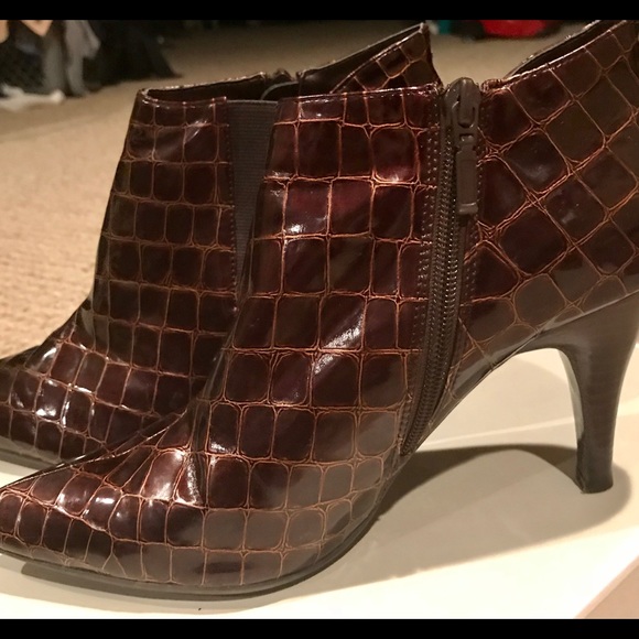 Impo Shoes - ⭐️⭐️FP NWOT. Ankle height brown textured boots